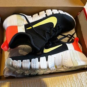 BRAND NEW - NEVER WORN woman’s Nike Metcon Sneakers